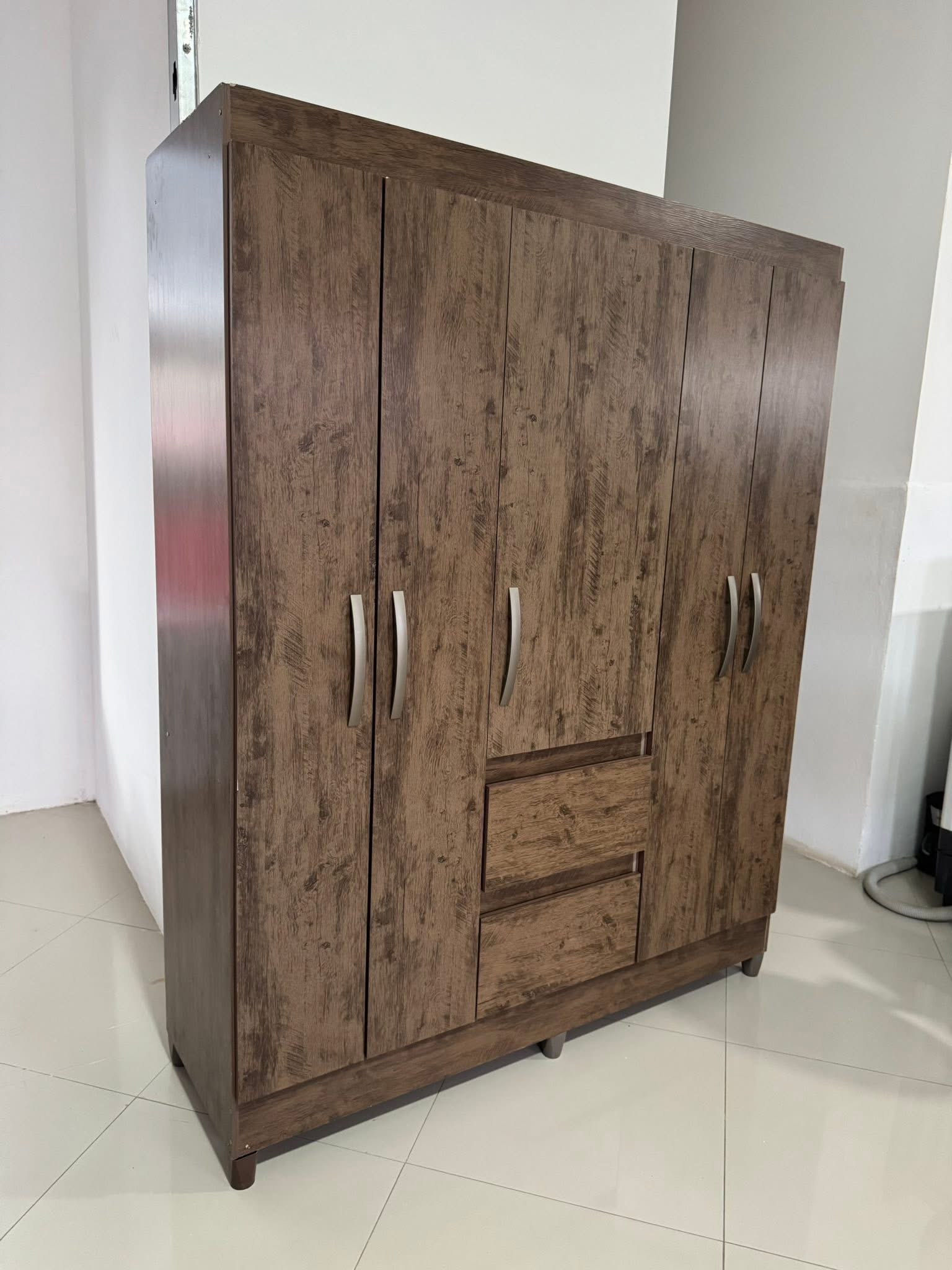 Ropero de Madera Estilo Rústico con 5 Puertas y 2 Gavetas - Imagen 2